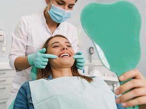 3 cosas que manchan tus dientes sin que lo sepas