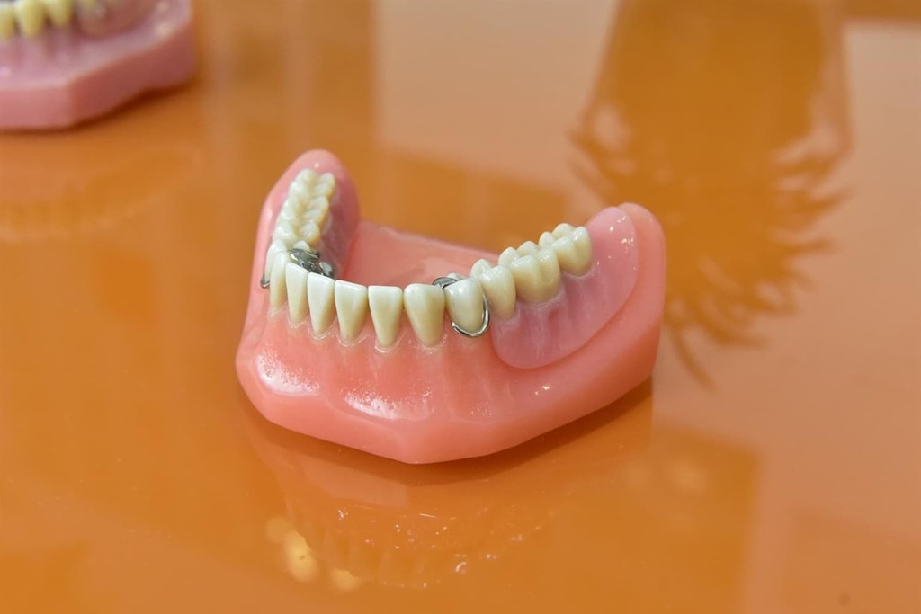 ¿Cómo se tienen que limpiar las dentaduras postizas?