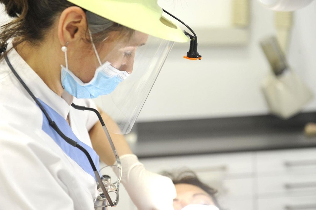 ¡Descubre nuestras promociones de implantes dentales en Santiago!