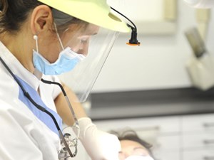 ¡Descubre nuestras promociones de implantes dentales en Santiago!