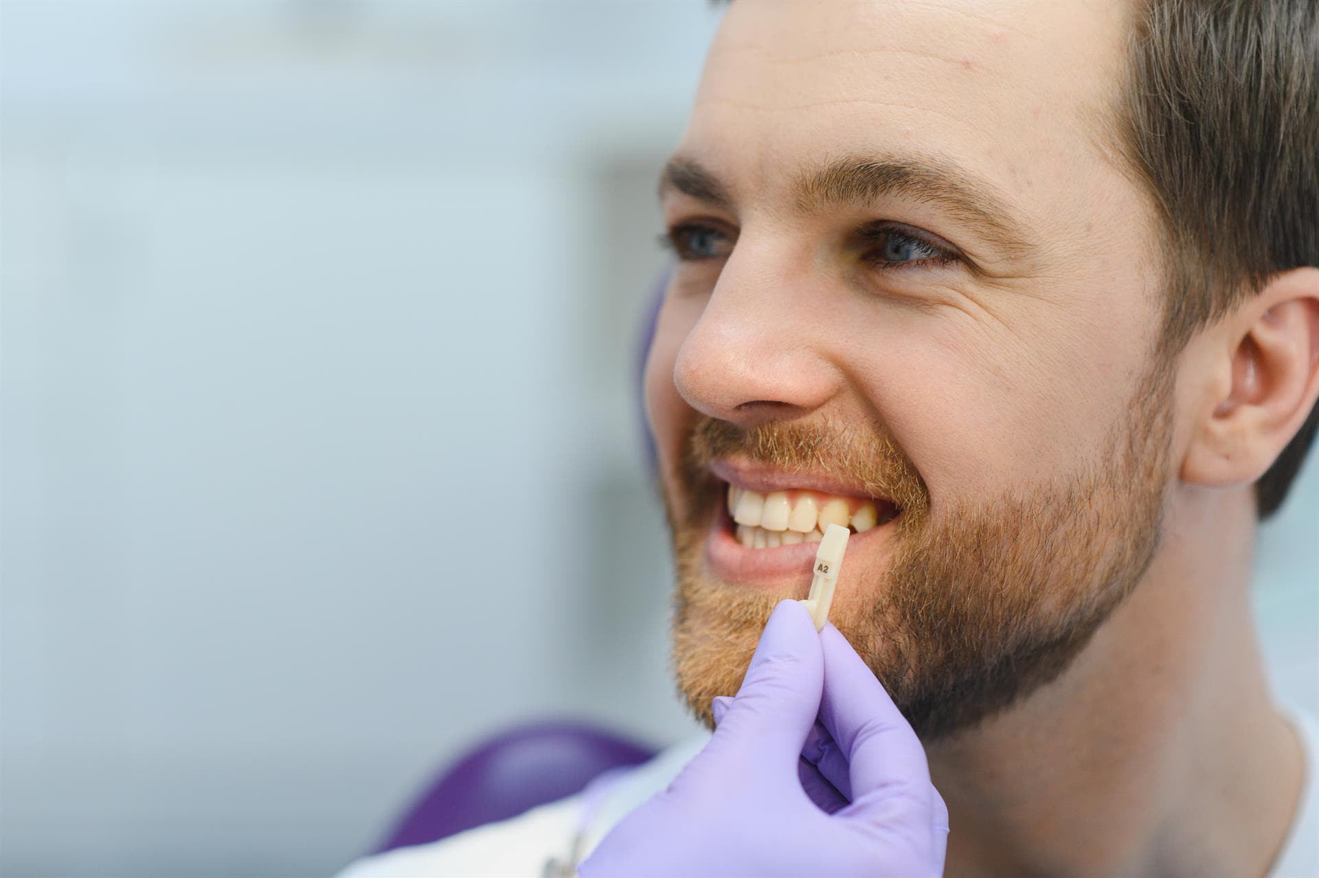 Blanqueamiento dental en Santiago para una sonrisa uniforme