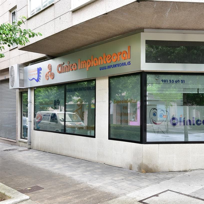 Fachada de Clínica Implanteoral Milladoiro, clínica dental en Milladoiro y Santiago