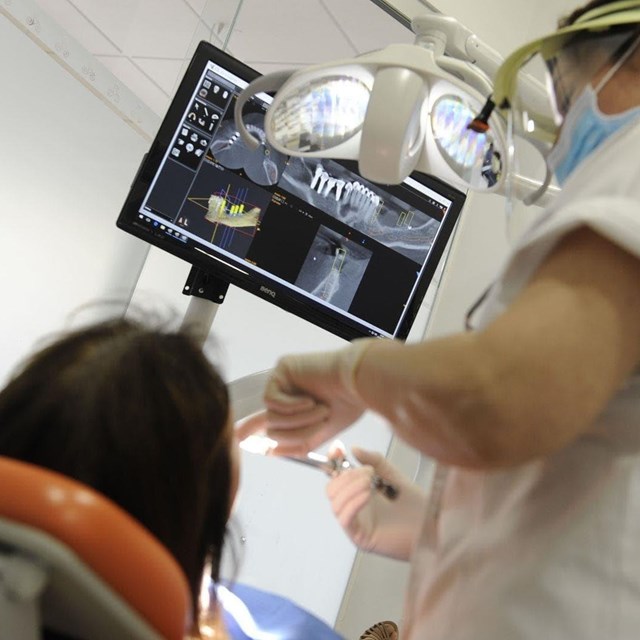 Me duele la muela: ¿Cuáles pueden ser los motivos?