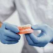 Prótesis dentales fijas o removibles, ¿cuál me conviene?