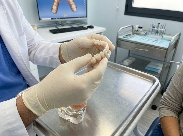Recupera tu sonrisa con prótesis dentales en Milladoiro - Imagen 1