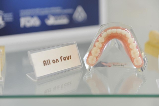 Recupera tu sonrisa en un día con el tratamiento All-on-4 en Milladoiro - Imagen 1