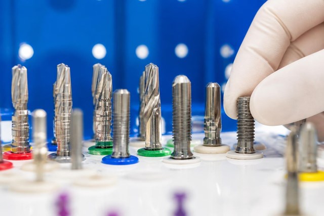 Vuelve a sonreír con implantes dentales en Milladoiro - Imagen 1